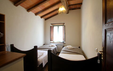Apuane Retreat: Bygning, Ejendom, Bord, Møbel, Vindue, Komfort, Træ, Indretning, Hus, Etage