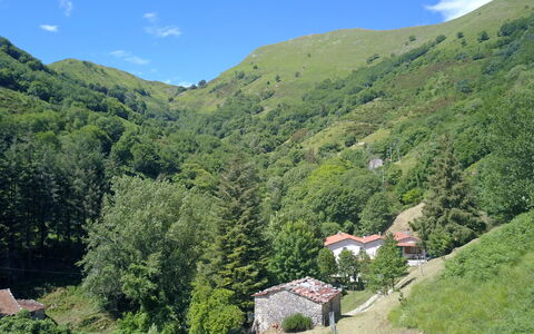 Apuane Retreat: Himmel, Bjerg, Plante, Sky, Plantesamfund, Grøn, Naturlige Landskab, Træ, Vegetationen, Highland
