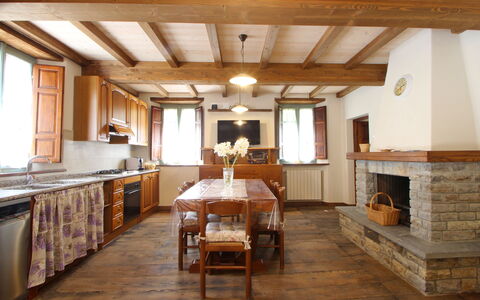 Apuane Retreat: Ejendom, Bord, Møbel, Cabinetry, Vindue, Træ, Indretning, Gulvbelægning, Etage, Bejdse