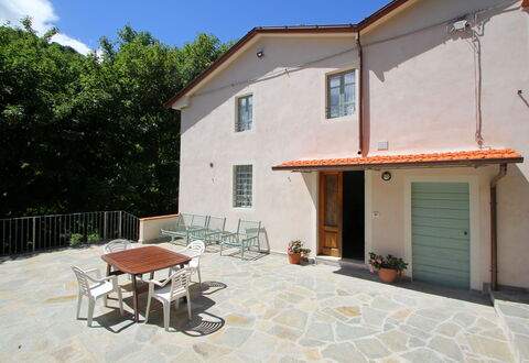 Apuane Retreat: Bygning, Ejendom, Plante, Vindue, Bord, Skygge, Himmel, Hus, Sommerhus, Træ