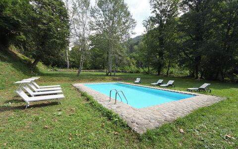 Villa Del Mulino: Vand, Plante, Svømmepøl, Skygge, Træ, Udendørs Møbler, Græs, Himmel, Naturlige Landskab, Fritid