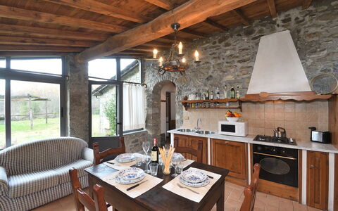 Casa Antelminelli: Bord, Ejendom, Møbel, Træ, Indretning, Plante, Vindue, Stue, Stol, Etage