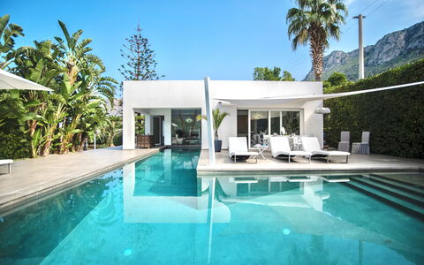 Terrasini Luxury Villa: Vand, Himmel, Plante, Svømmepøl, Bygning, Træ, Skygge, Udendørs Møbler, Kompositmateriale, Fritid