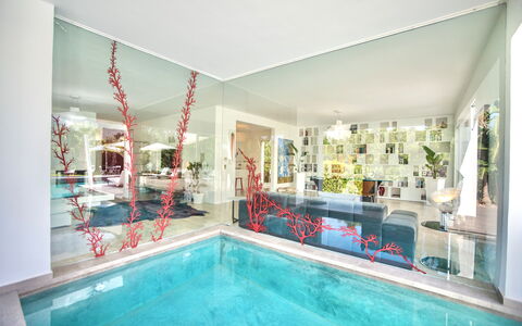 Terrasini Luxury Villa: Vand, Svømmepøl, Azure, Bygning, Indretning, Stol, Fritid, Aqua, Ejendom, Stueplante