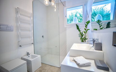 Terrasini Luxury Villa: Plante, Ejendom, Sanitærarmatur, Badeværelse, Tap, Belysning, Håndvask, Indretning, Arkitektur, Bygning