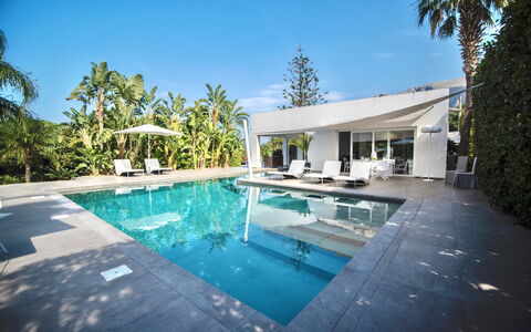 Terrasini Luxury Villa: Vand, Himmel, Ejendom, Plante, Svømmepøl, Azure, Bygning, Træ, Sky, Hus