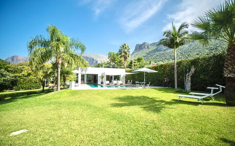Terrasini Luxury Villa: Plante, Himmel, Sky, Grøn, Træ, Bygning, Naturlige Landskab, Arecales, Land Lot, Skygge
