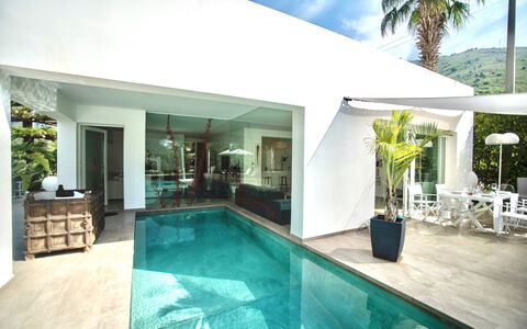 Terrasini Luxury Villa: Vand, Møbel, Ejendom, Plante, Svømmepøl, Himmel, Azure, Stol, Vindue, Blomsterkrukke