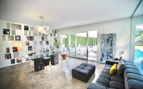 Terrasini Luxury Villa: Møbel, Indretning, Belysning, Stue, Gulvbelægning, Etage, Bygning, Bord, Billedramme, Couch