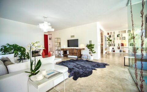 Terrasini Luxury Villa: Plante, Ejendom, Møbel, Bygning, Couch, Billedramme, Stueplante, Belysning, Komfort, Indretning