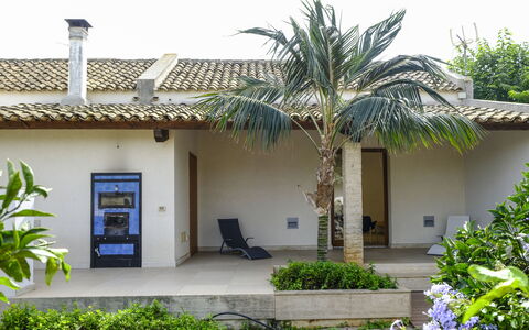 Villa Terrenove: Plante, Ejendom, Bygning, Himmel, Azure, Botanik, Vindue, Træ, Land Lot, Vegetationen
