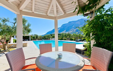 Villa Castellammare: Bord, Møbel, Ejendom, Himmel, Vand, Stol, Azure, Skygge, Udendørs Møbler, Svømmepøl