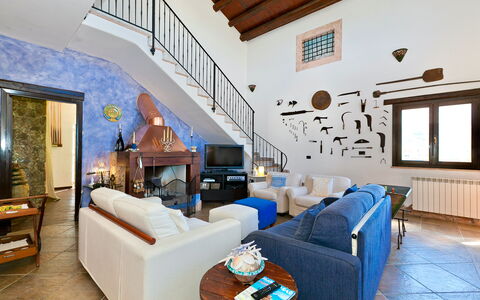 Villa Castellammare: Billedramme, Møbel, Ejendom, Couch, Bord, Komfort, Vindue, Azure, Indretning, Stue