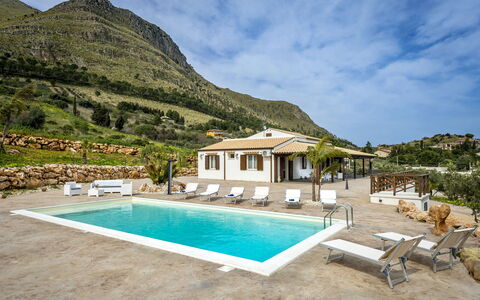 Villa Alcamo: Himmel, Vand, Sky, Bygning, Plante, Svømmepøl, Azure, Krop Af Vand, Træ, Fritid
