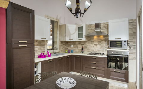 Villa Alcamo: Countertop, Cabinetry, Ejendom, Møbel, Håndvask, Tap, Køkken, Skuffe, Træ, Belysning
