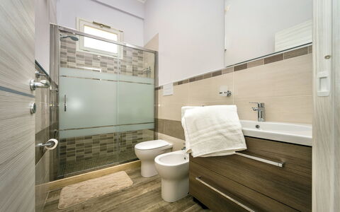 Villa Alcamo: Sanitærarmatur, Badeværelse, Toilet, Bygning, Tap, Træ, Indretning, Gulvbelægning, Etage, Komfort