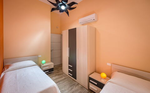 Villa Alcamo: Møbel, Ejendom, Bygning, Komfort, Træ, Indretning, Bed Frame, Belysning, Seng, Orange