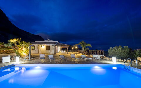 Villa Alcamo: Vand, Plante, Himmel, Blå, Bygning, Svømmepøl, Azure, Træ, Fritid, Arecales