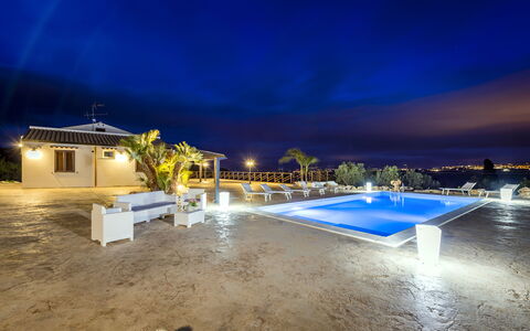 Villa Alcamo: Vand, Himmel, Blå, Sky, Azure, Svømmepøl, Bygning, Landskab, Horisont, Arecales