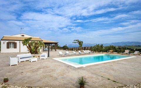 Villa Alcamo: Sky, Vand, Himmel, Plante, Svømmepøl, Bygning, Azure, Træ, Skygge, Arecales