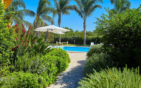 Villa Selinunte: Plante, Vand, Ejendom, Plantesamfund, Himmel, Azure, Træ, Naturlige Landskab, Skygge, Vegetationen