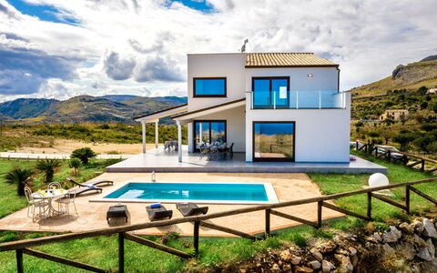 Villa Azzurra: Sky, Bygning, Plante, Himmel, Ejendom, Vindue, Svømmepøl, Azure, Bord, Hus