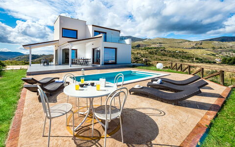 Villa Azzurra: Sky, Himmel, Bord, Møbel, Bygning, Azure, Udendørs Møbler, Stol, Indretning, Skygge