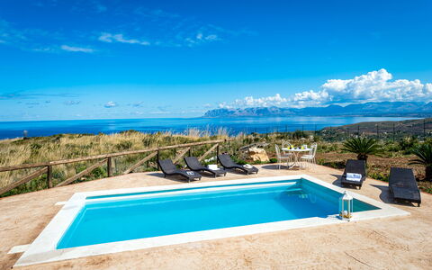 Villa Azzurra: Vand, Himmel, Ejendom, Sky, Blå, Plante, Azure, Svømmepøl, Skygge, Træ