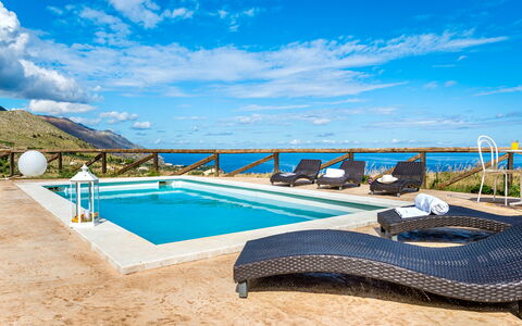 Villa Azzurra: Vand, Sky, Himmel, Vandressourcer, Ejendom, Svømmepøl, Azure, Udendørs Møbler, Liggestol, Skygge