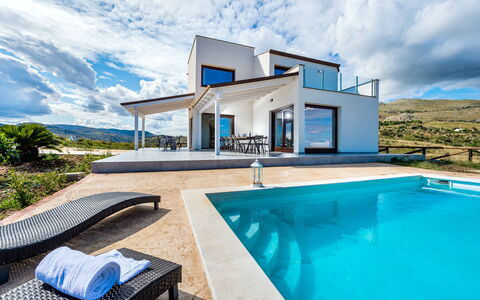Villa Azzurra: Sky, Himmel, Vand, Ejendom, Azure, Blå, Svømmepøl, Plante, Arkitektur, Bygning