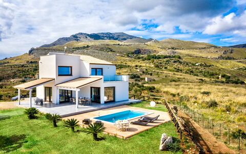 Villa Azzurra: Sky, Plante, Himmel, Bygning, Ejendom, Vindue, Bjerg, Hus, Naturlige Landskab, Land Lot