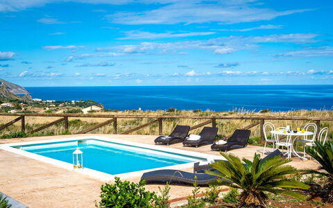 Villa Azzurra: Himmel, Vand, Sky, Ejendom, Plante, Møbel, Blå, Bygning, Azure, Svømmepøl