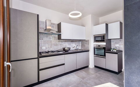 Villa Azzurra: Cabinetry, Countertop, Bygning, Møbel, Køkken Apparat, Køkken, Komfur, Træ, Husholdningsapparat, Indretning