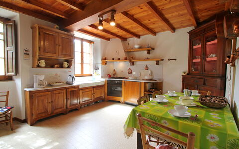 Casa Le Grotte: Cabinetry, Møbel, Bord, Vindue, Countertop, Mad, Træ, Indretning, Køkken Apparat, Køkken
