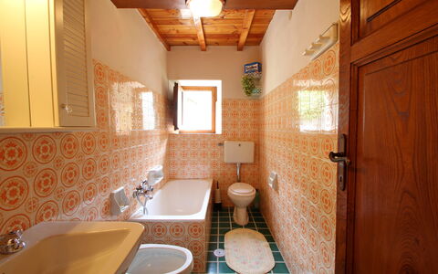 Casa Le Grotte: Ejendom, Sanitærarmatur, Håndvask, Tap, Indretning, Træ, Badeværelse, Badekar, Etage, Ejendom