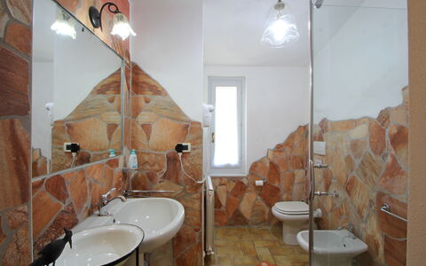 Casa Luigi: Spejl, Tap, Håndvask, Badeværelsesvask, Sanitærarmatur, Badeværelse, Træ, Indretning, Belysning, Bygning