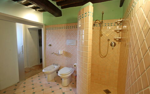 Villa L'antico Casale: Ejendom, Sanitærarmatur, Badeværelse, Indretning, Toilet, Gulvbelægning, Etage, Træ, Væg