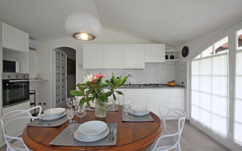 Villa Di Magra: Ejendom, Bord, Møbel, Hvid, Plante, Cabinetry, Træ, Belysning, Indretning, Blomst