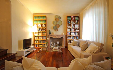 Villa Di Magra: Brun, Møbel, Ejendom, Reol, Billedramme, Hylde, Couch, Træ, Reoler, Stue
