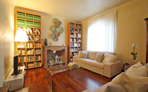 Villa Di Magra: Møbel, Ejendom, Couch, Hylde, Træ, Indretning, Reol, Bord, Etage, Reoler