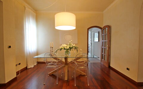 Villa Di Magra: Bord, Møbel, Ejendom, Bygning, Hal, Træ, Indretning, Belysning, Stol, Plante