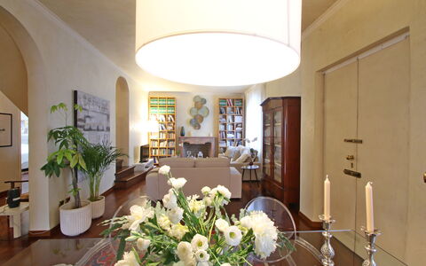 Villa Di Magra: Blomst, Ejendom, Plante, Bord, Bygning, Indretning, Stueplante, Dekoration, Belysning, Stol