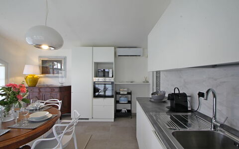 Villa Di Magra: Køkkenvask, Håndvask, Cabinetry, Countertop, Tap, Bord, Belysning, Stol, Indretning, Køkken
