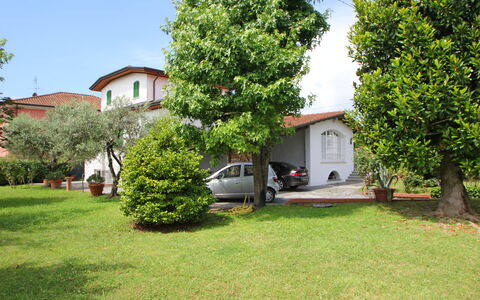 Villa Di Magra: Plante, Himmel, Bil, Køretøj, Bygning, Vindue, Motor Køretøj, Træ, Land Lot