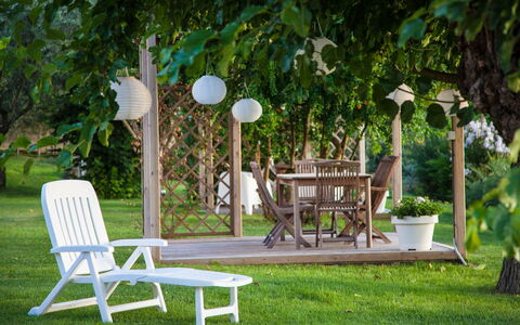 Villa Angelica: Plante, Møbel, Bord, Stol, Grøn, Udendørs Bord, Træ, Udendørs Møbler, Skygge, Græs