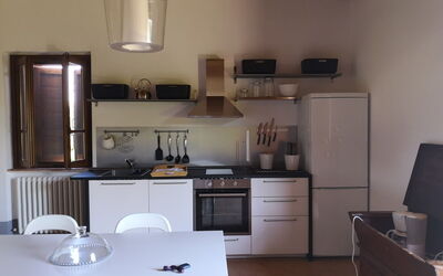 Andromeda: Cabinetry, Møbel, Countertop, Håndvask, Køkken, Træ, Husholdningsapparat, Belysning, Komfur, Arkitektur