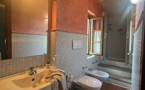 Maremma Retreat: Brun, Tap, Ejendom, Spejl, Sanitærarmatur, Håndvask, Badeværelse, Træ, Bygning, Badeværelsesvask