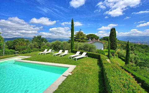 Villa Mami: Sky, Himmel, Vand, Plante, Daytime, Grøn, Blå, Azure, Svømmepøl, Naturlige Landskab