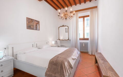 Cascine Apartment In Florence: Væg, Indretning, Soveværelse, Seng, Loft, Etage, Gulvbelægning, Sengetøj, Værelse, Møbel