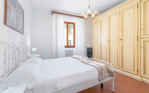 Cascine Apartment In Florence: Indretning, Soveværelse, Seng, Møbel, Træ, Værelse, Gulvbelægning, Sengetøj, Etage, Loft